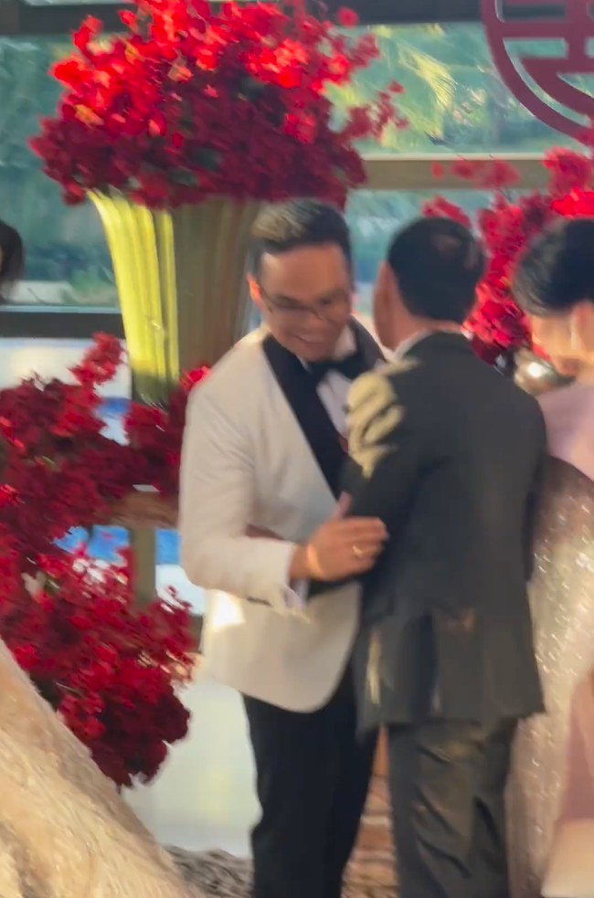 Momen tea pai diawali dengan kedua pengantin yang bersalaman satu per satu kepada keluarga yang akan dijamu. Seperti dalam foto, setelah Chen, Fritz tampak bergantian menyalami kedua orangtua Chen. Foto: Instagram/@hotmanparisofficial