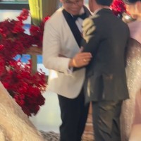 Momen tea pai diawali dengan kedua pengantin yang bersalaman satu per satu kepada keluarga yang akan dijamu. Seperti dalam foto, setelah Chen, Fritz tampak bergantian menyalami kedua orangtua Chen. Foto: Instagram/@hotmanparisofficial