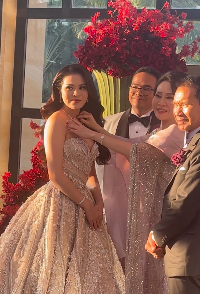 Setelahnya ibunda Chen Giovani terlihat memberikan sebuah kalung berlian. Acara teapai: pengantin dapat hadiah mobil alfard dan berlian!! Hadiah ke 7x??! Adat tionghoa!! Hotel mulia bali 24 sep 2023, tulis keterangan di unggahan Hotman. Foto: Instagram/@hotmanparisofficial