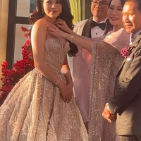 Setelahnya ibunda Chen Giovani terlihat memberikan sebuah kalung berlian. Acara teapai: pengantin dapat hadiah mobil alfard dan berlian!! Hadiah ke 7x??! Adat tionghoa!! Hotel mulia bali 24 sep 2023, tulis keterangan di unggahan Hotman. Foto: Instagram/@hotmanparisofficial