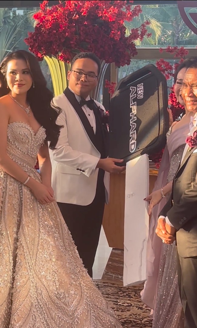 Tak hanya kalung berlian, mertua Fritz Hutapea itu juga memberikan hadiah sebuah mobil mewah alphard. Terlihat keempatnya berpose bareng dummy kunci mobil raksasa. Foto: Instagram/@hotmanparisofficial