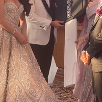 Tak hanya kalung berlian, mertua Fritz Hutapea itu juga memberikan hadiah sebuah mobil mewah alphard. Terlihat keempatnya berpose bareng dummy kunci mobil raksasa. Foto: Instagram/@hotmanparisofficial