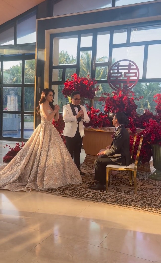 Menggelar resepsi pernikahan keempat yang tak kalah mewah di Hotel Mulia, Bali, pada 24 September 2023, putra Hotman Paris, Fritz Hutapea dan Chen Giovani tampak mengawalinya dengan menjalani prosesi tea pai. Prosesi tersebut merupakan salah satu tradisi adat Tionghoa. Foto: Instagram/@hotmanparisofficial