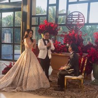 Menggelar resepsi pernikahan keempat yang tak kalah mewah di Hotel Mulia, Bali, pada 24 September 2023, putra Hotman Paris, Fritz Hutapea dan Chen Giovani tampak mengawalinya dengan menjalani prosesi tea pai. Prosesi tersebut merupakan salah satu tradisi adat Tionghoa. Foto: Instagram/@hotmanparisofficial