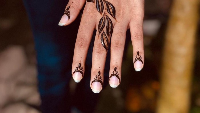 Contoh gambar henna.