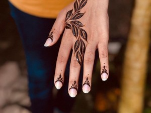 11 Gambar Henna Tangan Simple dan Cantik, Mudah Ditiru