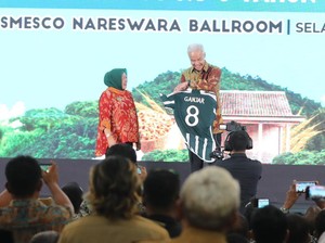 Ganjar Dapat Jersey MU Nomor 8 dari PAPDESI, Sebut Harus Kuat Mental