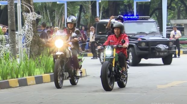 Gaya Kaesang saat menemani Presiden Jokowi riding di Bogor tahun 2019