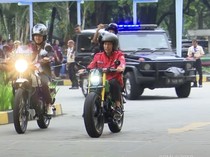 Gaya Kaesang Kawal Jokowi Naik Motor