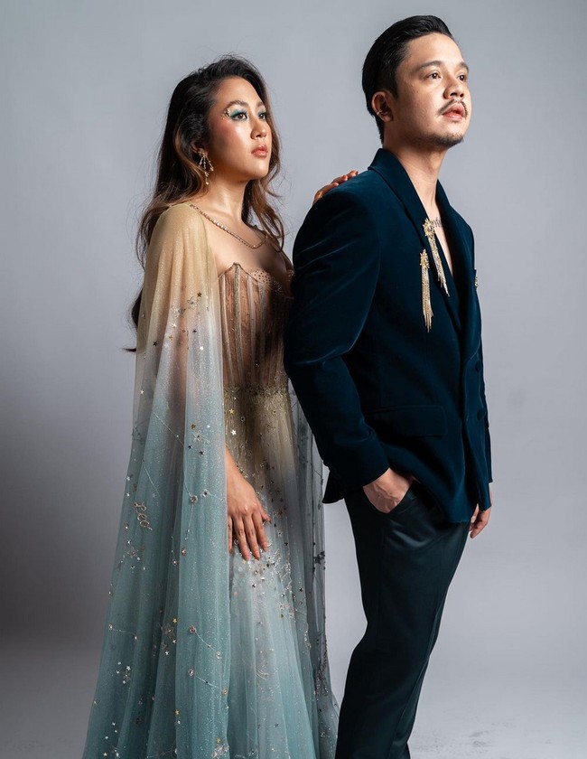 Tampil di Gala Premiere Petualangan Sherina 2, Sherina dan Derby memilih gaya glamor untuk malam spesial mereka. Foto: Instagram/@filmpetualangansherina