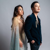 Tampil di Gala Premiere Petualangan Sherina 2, Sherina dan Derby memilih gaya glamor untuk malam spesial mereka. Foto: Instagram/@filmpetualangansherina
