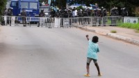 Sementara itu, polisi memblokir jalan untuk mencegah pengunjuk rasa mendekati Jubilee House, kursi kepresidenan.  