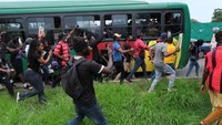 Warga Ghana berkumpul untuk hari ketiga protes anti-pemerintah di tengah penangkapan dan penghalangan polisi di Accra, Ghana pada 23 September 2023. Diketahui negara tersebut terancam bangkrut karena meningkatnya utang publik.