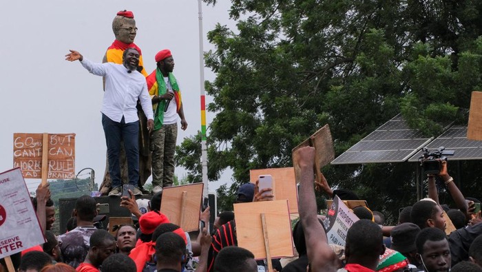 Ghana Memanas! Demo Berhari-hari Akibat Krisis Ekonomi Oliver Barker-Vormawor, a political activist, addresses demonstrators during a third day of anti-government protests amid police arrests and obstruction in Accra, Ghana, September 23, 2023. REUTERS/Francis Kokoroko