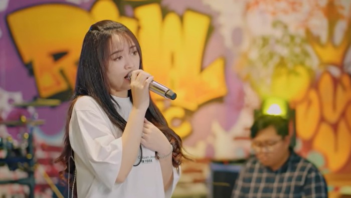 Happy Asmara menyanyikan lagu Trauma.
