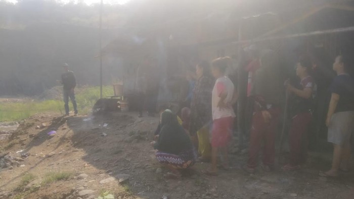 Ibu-ibu di Rumpin Bogor memprotes kegiatan penambangan pasir karena air sungai yang mereka gunakan untuk kebutuhan sehari-hari menjadi kotor.