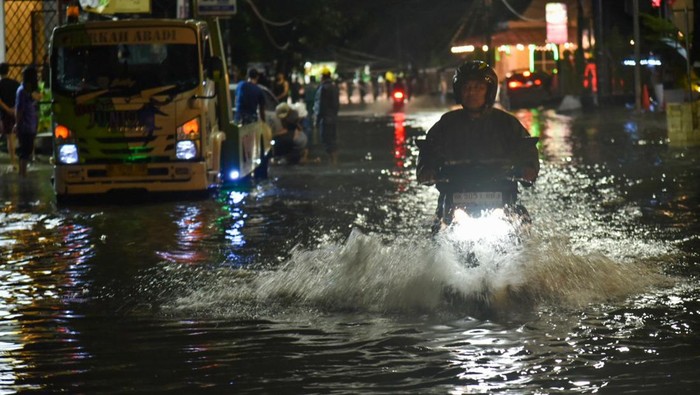 Sejumlah pengendara melintasi jalan yang terendam banjir di Medan, Sumatera Utara, Senin (25/9/2023). Banjir tersebut akibat curah hujan yang tinggi dan buruknya sistem drainase di daerah tersebut.