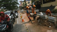Proyek trotoar ini membentang dari depan Restoran Steak Abuba hingga RS Puri Cinere, sisi barat.