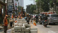 Pekerjaan dilakukan sepanjang 300 meter, dengan lebar 2 meter untuk trotoar lebar eksisting. Untuk tebal beton 10 cm dan ukuran pekerjaan saluran yaitu 100 x 80 cm.