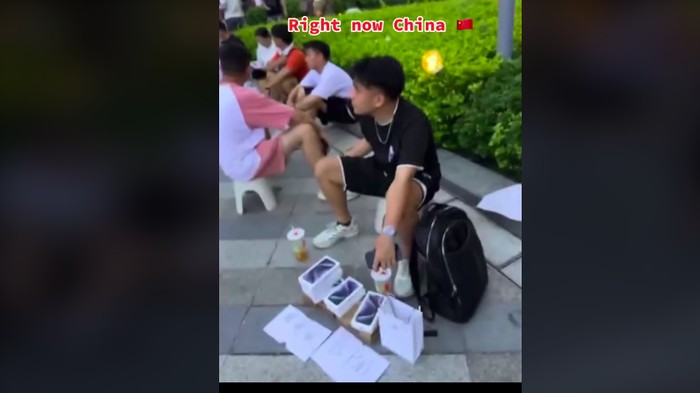 Viral video iPhone di jual di pinggir jalan di China. Video ini menarik perhatian netizen hingga tembus 1,7 juta penonton.