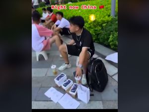 Viral iPhone 15 Banyak Dijual di Pinggir Jalan