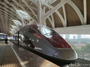 Tarif Kereta Cepat Disebut Masih Mahal, Menhub Ungkap Alasannya