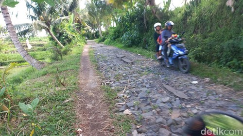 Jalan di Dusun Hyang Api, Desa Akah, Kabupaten Klungkung, rusak parah.