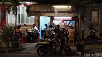 Pelanggan utama kafe dan rumah makan di sana adalah orang-orang lokal. Foto: Chelsea Olivia/detikcom