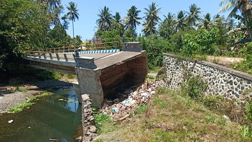 Jembatan penghubung antara Desa Banyubiru, Kecamatan Negara dengan Desa Tukadaya, Kecamatan Melaya, Kabupaten Jembrana, Bali, pada Selasa (26/9/2023). Jembatan itu bergeser dan tidak bisa dilalui sejak banjir bandang Oktober 2022.