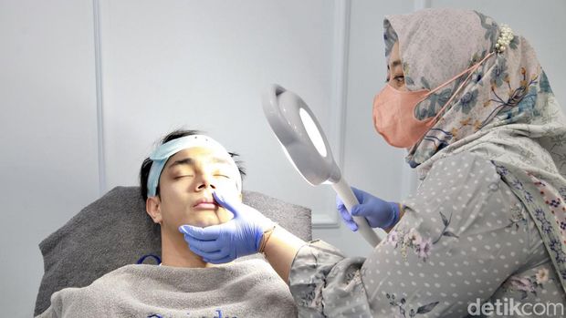 Jeremiah Rakesh saat perawatan dengan Dokter Diah dari Quindy Skin Clinic Premium.