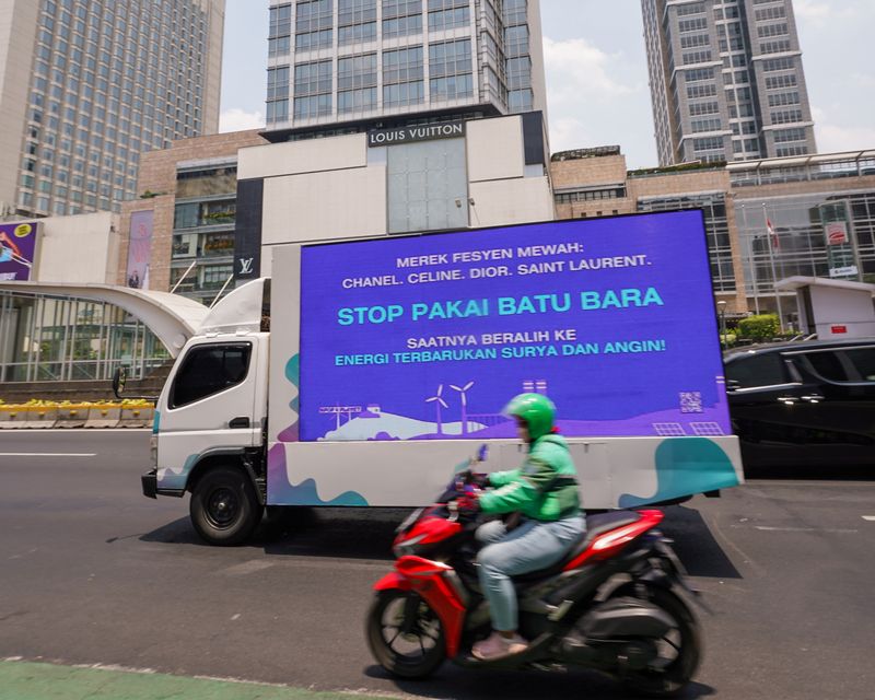 Kampanye Kpop4Planet mengkritisi bagaimana beberapa brand fashion mewah berusaha melakukan K-Washing dengan cara menggaet para bintang K-Pop ini. K-Washing merupakan istilah baru yang kini digaungkan oleh penggemar K-Pop. Hal ini merujuk pada lemahnya komitmen iklim dari brand fashion dunia seperti Chanel, Celine, Dior, dan Saint Laurent, dengan bersembunyi di balik kekuatan para idola K-Pop.