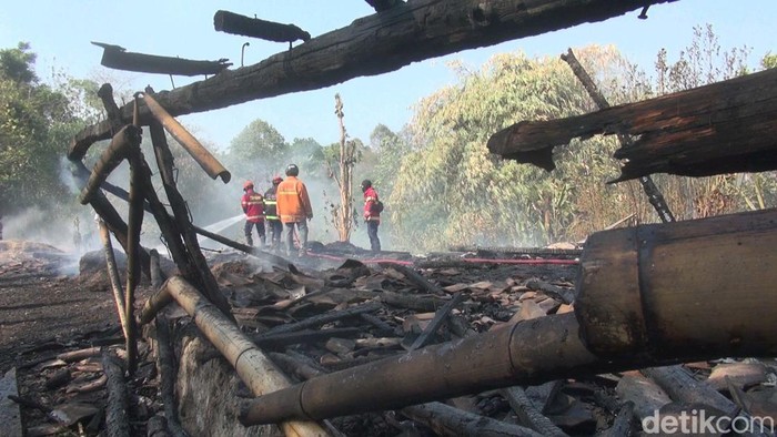 Kandang sapi dan kambing di Subang ludes terbakar.