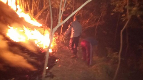 Situasi kebakaran lahan di Bukit Giri Menang, Lombok Barat, pada Senin malam (25/9/2023).