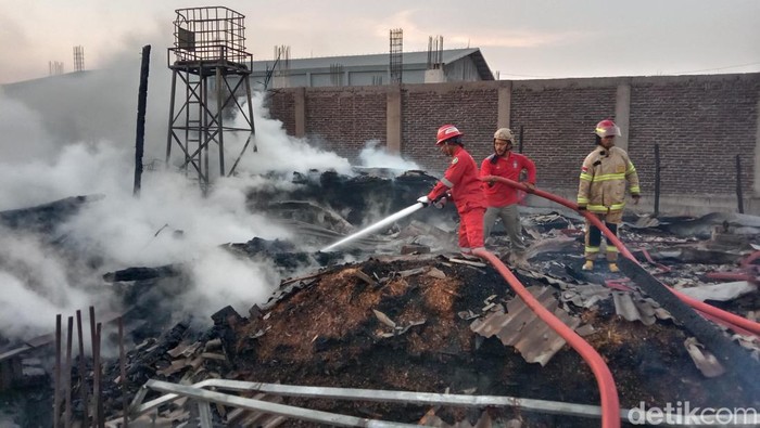 Kebakaran gudang meubel dan cafe di sekitar pasar Jatibarang Indramayu