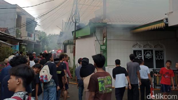 Kebakaran terjadi di Pondok Labu, Cilandak, Jakarta Selatan (Jaksel). Belasan mobil pemadam kebakaran (damkar) dikerahkan ke lokasi kebakaran. (dok Pribadi/Angga)