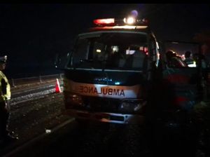 Mobil Ambulans Kecelakaan di Subang, 3 Orang Terluka