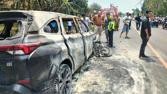 Kecelakaan beruntun di Muara Enim, kendaraan hangus terbakar.