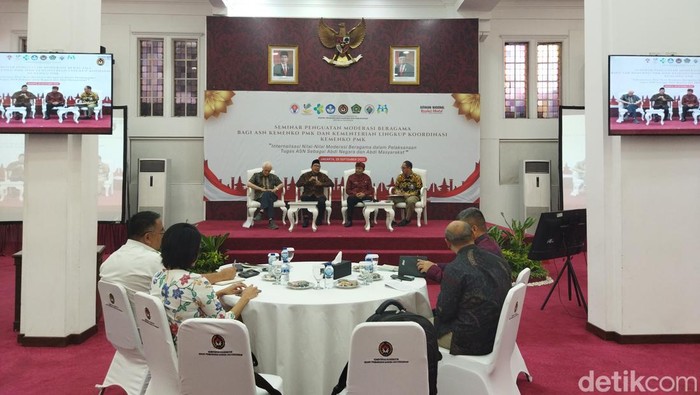 Kemenko PMK menggelar seminar penguatan nilai kebangsaan dan moderasi beragama bagi pimpinan aparatur sipil negara (ASN) di lingkup Kemenko PMK. (Kurniawan F/detikcom)