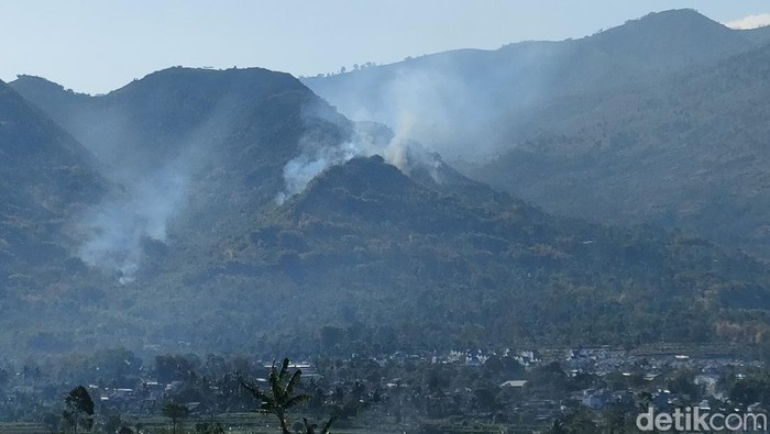 Kepulan asap di Gunung Putri.