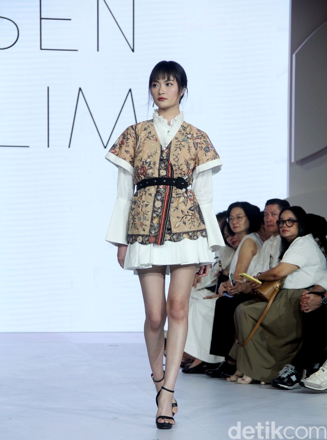 Fashion show koleksi batik karya Wilsen Willim bertemakan Yang Hancur dan Kembali: Project Restore di Fashion Nation 2023, Senayan City, Jakarta, Kamis [21/9/2023].  Foto: Mohammad Abduh/detikcom.