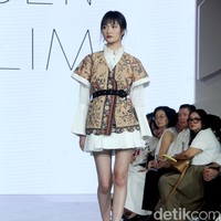 Fashion show koleksi batik karya Wilsen Willim bertemakan Yang Hancur dan Kembali: Project Restore di Fashion Nation 2023, Senayan City, Jakarta, Kamis [21/9/2023].  Foto: Mohammad Abduh/detikcom.
