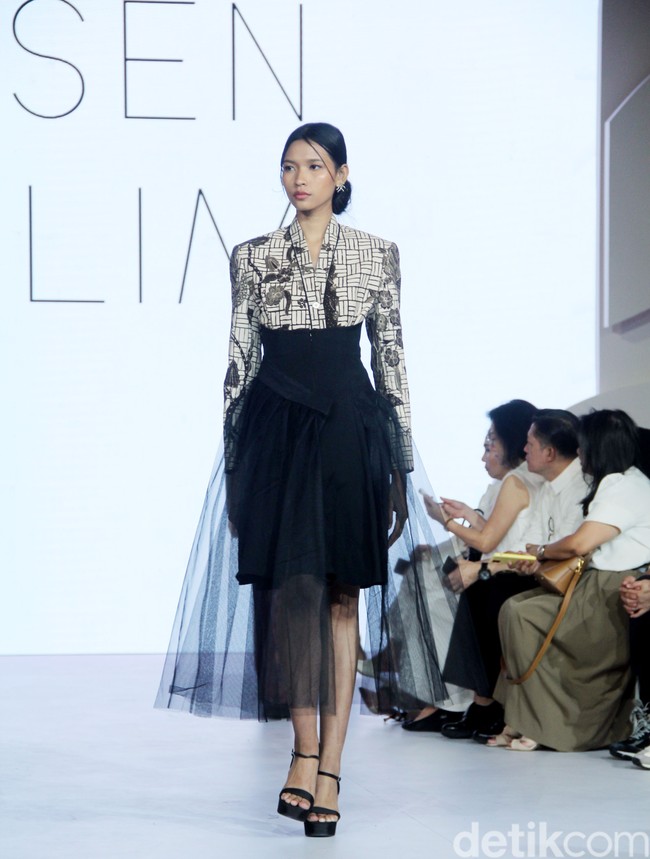 Fashion show koleksi batik karya Wilsen Willim bertemakan Yang Hancur dan Kembali: Project Restore di Fashion Nation 2023, Senayan City, Jakarta, Kamis [21/9/2023].  Foto: Mohammad Abduh/detikcom.