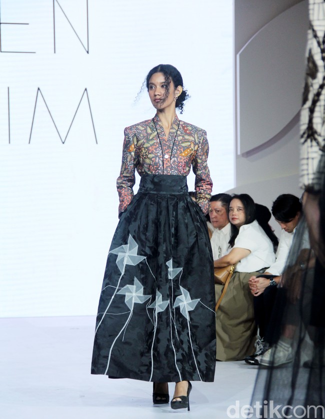 Fashion show koleksi batik karya Wilsen Willim bertemakan Yang Hancur dan Kembali: Project Restore di Fashion Nation 2023, Senayan City, Jakarta, Kamis [21/9/2023].  Foto: Mohammad Abduh/detikcom.