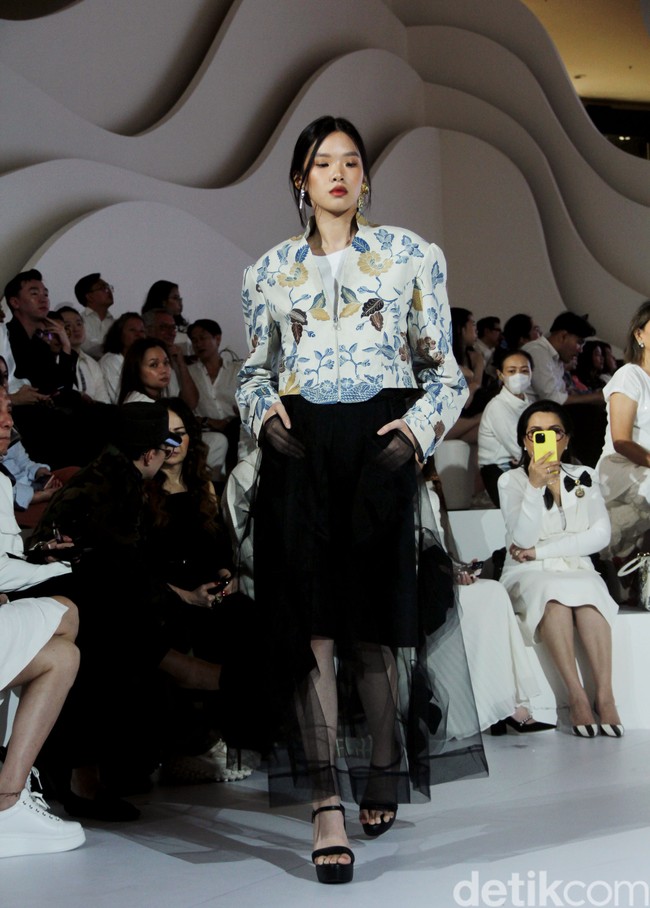 Fashion show koleksi batik karya Wilsen Willim bertemakan Yang Hancur dan Kembali: Project Restore di Fashion Nation 2023, Senayan City, Jakarta, Kamis [21/9/2023].  Foto: Mohammad Abduh/detikcom.