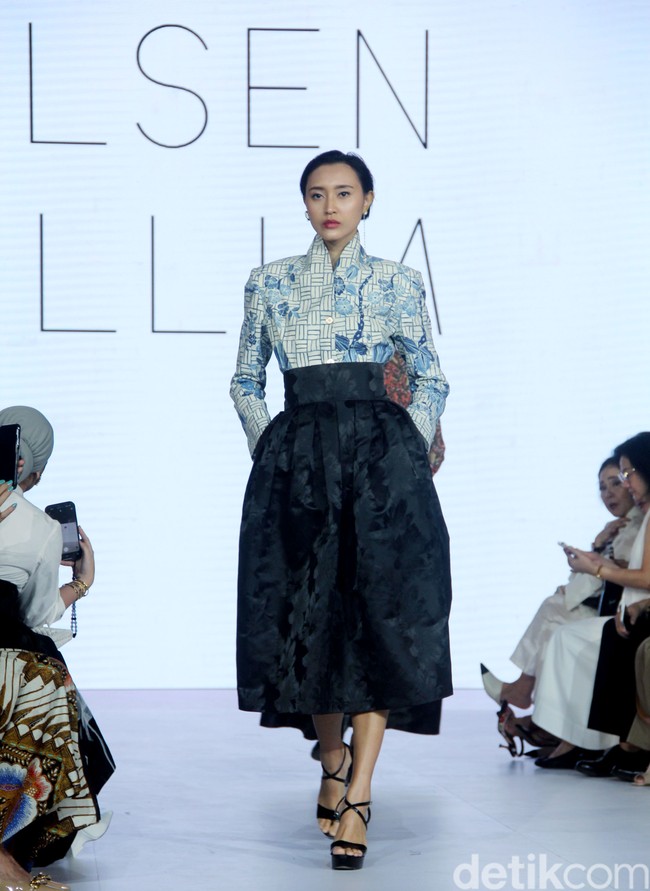 Fashion show koleksi batik karya Wilsen Willim bertemakan Yang Hancur dan Kembali: Project Restore di Fashion Nation 2023, Senayan City, Jakarta, Kamis [21/9/2023]. Foto: Mohammad Abduh/detikcom.
