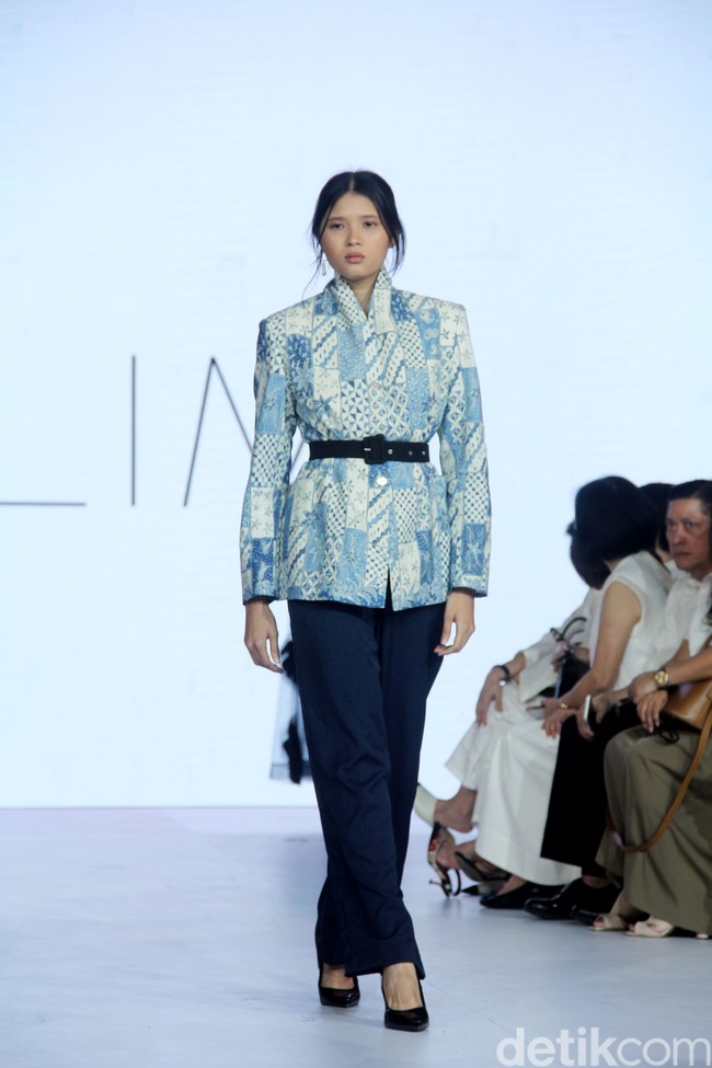 Fashion show koleksi batik karya Wilsen Willim bertemakan Yang Hancur dan Kembali: Project Restore di Fashion Nation 2023, Senayan City, Jakarta, Kamis [21/9/2023].  Foto: Mohammad Abduh/detikcom.