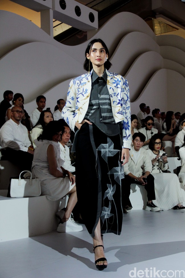 Fashion show koleksi batik karya Wilsen Willim bertemakan Yang Hancur dan Kembali: Project Restore di Fashion Nation 2023, Senayan City, Jakarta, Kamis [21/9/2023]. Foto: Mohammad Abduh/detikcom.
