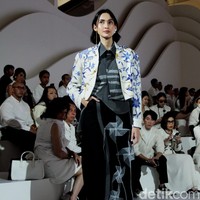 Fashion show koleksi batik karya Wilsen Willim bertemakan Yang Hancur dan Kembali: Project Restore di Fashion Nation 2023, Senayan City, Jakarta, Kamis [21/9/2023]. Foto: Mohammad Abduh/detikcom.