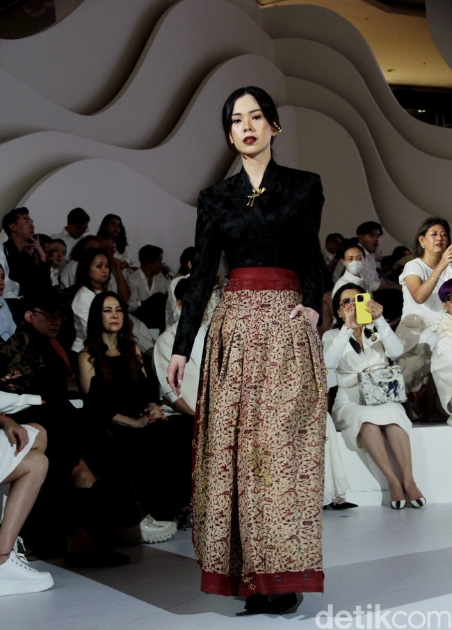 Fashion show koleksi batik karya Wilsen Willim bertemakan Yang Hancur dan Kembali: Project Restore di Fashion Nation 2023, Senayan City, Jakarta, Kamis [21/9/2023]. Foto: Mohammad Abduh/detikcom.