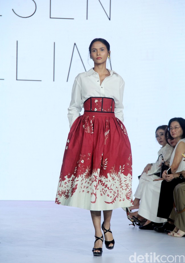 Fashion show koleksi batik karya Wilsen Willim bertemakan Yang Hancur dan Kembali: Project Restore di Fashion Nation 2023, Senayan City, Jakarta, Kamis [21/9/2023]. Foto: Mohammad Abduh/detikcom.